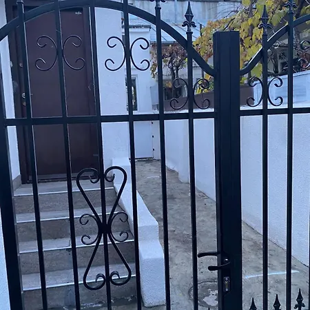 Сasa de vacaciones House With 2 Bedrooms *